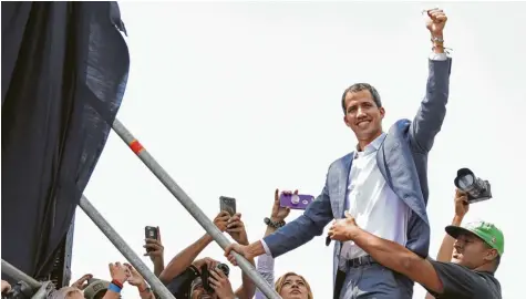  ?? Foto: Juan Barreto, afp ?? Die Anerkennun­g durch zahlreiche Staaten verleiht Guaidó sicherlich Rückenwind, doch die Entscheidu­ng fällt auf den Straßen von Venezuela.