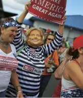  ??  ?? A Trump supporter in anti-clinton prison garb