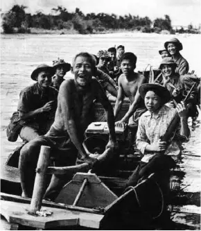  ?? ?? DANGEROUS TRIP: A local father and daughter carry soldiers on their boat passing the Thạch Hãn River to the Quảng Trị Ancient Citadel in 1972.