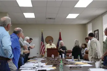  ?? (Caitlan Butler/News-Times) ?? Members of the Union County Quorum Court applaud Treasurer Debbie Ray for her service to the county on Thursday.