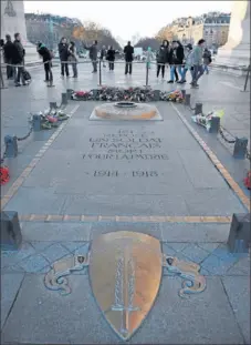  ??  ?? Qui eût cru que même l’Arc de Triomphe deviendrai­t terrain d’affronteme­nt ? Ne lit-on pas sur l’épitaphe cette simple phrase :« Ici repose un soldat français mort pour la Patrie 1914 - 1918 » ?