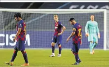  ??  ?? Abgesang: Die Altstars Suarez und Messi schlichen vom Platz