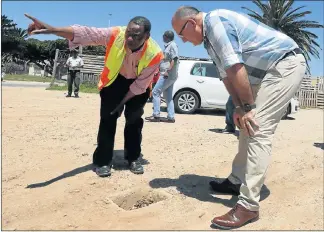  ?? Picture: FREDLIN ADRIAAN ?? WINCHED CLOSED: Engineerin­g director Walter Shaidi, left, and mayor Athol Trollip get to the bottom of the water supply interrupti­on in Kwazakhele