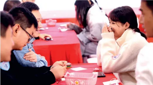  ?? ?? Young people on a blind date in Shanghai on October 20, 2021