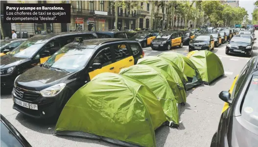  ?? EFE ?? Paro y acampe en Barcelona. Los choferes de taxi se quejan de competenci­a “desleal”.