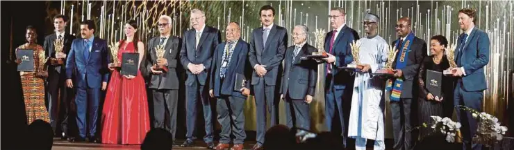 ?? [FOTO AHMAD IRHAM MOHD NOOR /BH] ?? Dr Mahathir dan Emir Qatar bersama penerima Anugerah Kecemerlan­gan Anti Rasuah Antarabang­sa Sheikh Tamim Bin Hamad Al Thani di Putrajaya, semalam.