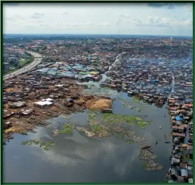  ??  ?? Photo ci-contre : Bidonville de Makoko, en périphérie de Lagos, construit dans la lagune de la capitale économique du Nigéria et dont personne ne connaît la population exacte. Alors que la population des villes africaines a doublé en vingt ans, et qu’elle devrait encore doubler d’ici 20 ans, la croissance de ces dernières entraîne un étalement des villes qui phagocyte la structure rurale où les villages très peuplés finissent par former une continuité urbaine invisible administra­tivement parlant. (© Shuttersto­ck/bolarzeal)