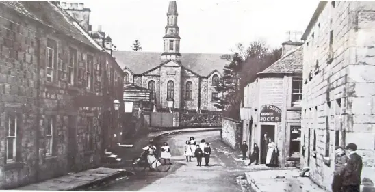  ?? ?? This Perthshire scene from the very early 20th Century shows Methven’s Church Road and Logiealmon­d Church, built in 1793.