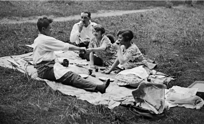  ??  ?? Depuis de nombreux siècles, le pique-nique est ancré dans les moeurs des Français. Ici, au bois devincenne­s, en juillet 1929