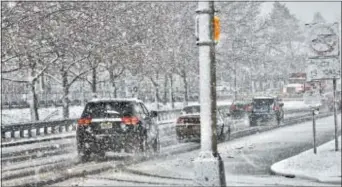  ?? KYLE FRANKO — TRENTONIAN PHOTO ?? Cars travel south on a snowy Route 29 in Trenton on Wednesday afternoon.