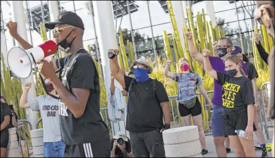 ?? Ellen Schmidt Las Vegas Review-Journal @ellenkschm­idttt ?? Activist and minister Stretch Sanders leads chants Saturday for a group of protesters outside Las Vegas City Hall.