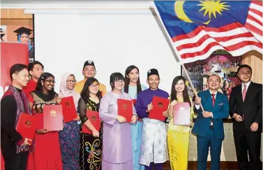  ??  ?? All smiles:Dr Maszlee (second from right) and Zhou (right) posing with the ‘ Seeds For The Future 2018’ finalists at the Education Ministry in Putrajaya. — Bernama