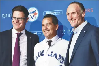  ??  ?? Le nouveau gérant des Blue Jays de Toronto, Charlie Montoyo, entre le directeur général Ross Atkins et le président Mark Shapiro. - La Presse canadienne: Frank Gunn