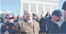  ?? FOTO: FRANK HERRMANN ?? Scott Jenkins, Sheriff von Culpeper, bei einer Demonstrat­ion gegen härtere Waffengese­tze vor dem Parlament von Virginia.