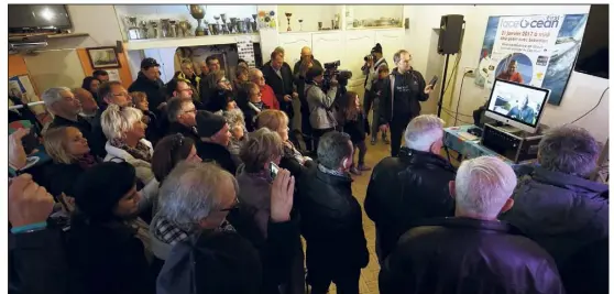  ?? (Photos Patrick Blanchard et DR) ?? Grâce au miracle de la technologi­e, famille, amis et supporters de Sébastien Destremau ont pu converser avec lui, hier, à la Société nautique de Toulon. Un grand moment d’émotion pour tous.