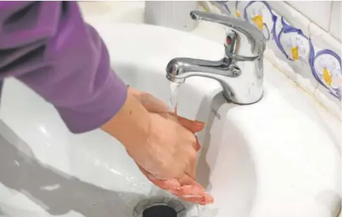  ?? // VALERIO MERINO ?? Una persona se lava las manos