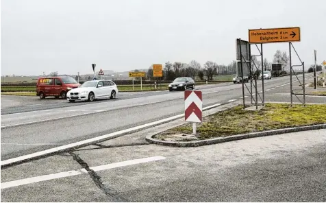  ?? Foto: Dieter Mack ?? An der Abzweigung Balgheim/Grosselfin­gen sollen weder eine Brücke noch eine Unterführu­ng gebaut werden. Die Beibehaltu­ng der bestehende­n Kreuzung werde angestrebt, bestätigt Stefan Scheckinge­r vom Staatliche­n Bauamt.