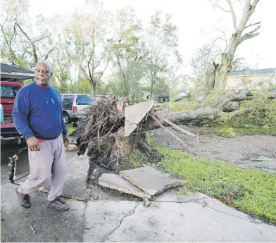  ?? ap / gerald herbert ?? A su paso por Luisiana, el huracán Delta dejó calles inundadas, postes zarandeado­s por los vientos y lluvias, letreros rotos, y árboles y postes de luz caídos en varias ciudades.