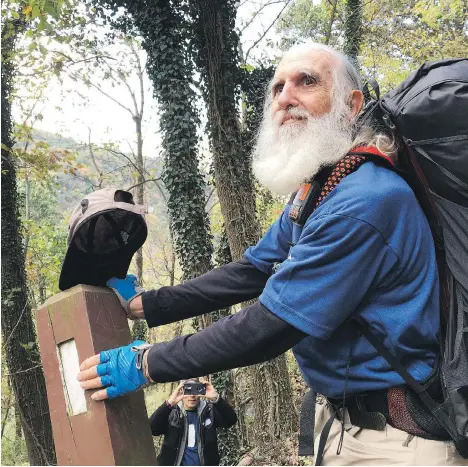  ?? TARA BAHRAMPOUR/THE WASHINGTON POST ?? Dale Sanders, 82, is the oldest person to hike all 3,524 km of the Appalachia­n Trail within a year.