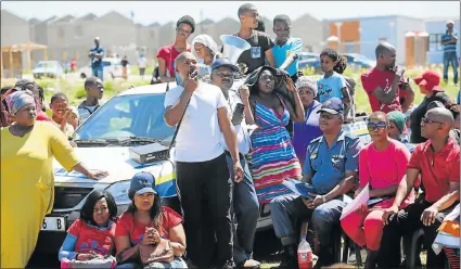  ?? Pictures: WERNER HILLS ?? CALL FOR ACTION: Motherwell Youth Community Policing Forum chairman Lunga Minyayo, centre, speaks to the residents