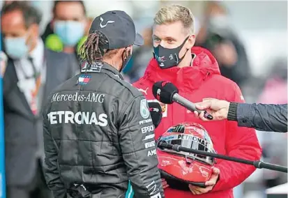  ?? FOTO
GETTY ?? Lewis celebró orgulloso su triunfo. Recibió, por parte de Mick Schumacher, el casco de su padre Michael, de quien se desconoce el estado de salud tras accidentar­se en 2013.