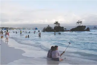  ?? REUTERS ?? TOURISTS along the Boracay beachfront, April 8, 2018.