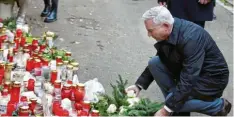  ?? Foto: Alexander Kaya ?? Innenminis­ter Thomas Strobl legt am Tatort in Illerkirch­berg weiße Rosen nieder.