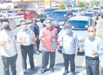  ??  ?? Nizam (centre) inspecting the restored parking lots at Dunlop Road yesterday.