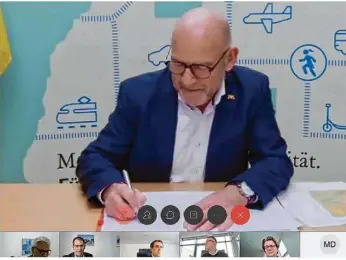  ?? Foto: Jens Eber ?? Nur digital dokumentie­rt: Verkehrsmi­nister Winfried Hermann unterzeich­nete in einer Online-konferenz eine Absichtser­klärung zum Ausbau der Brenzbahn.