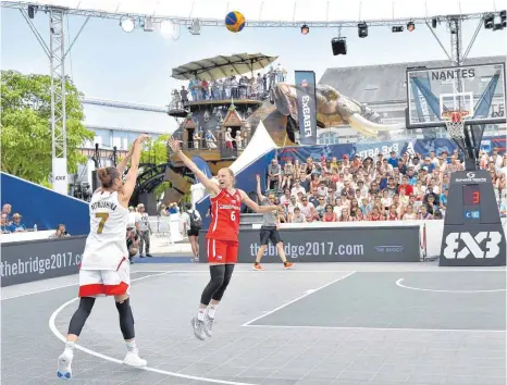  ?? FOTO: AFP ?? Beim 3x3-Basketball spielen je drei Spieler pro Team, oder wie hier Spielerinn­en während der WM, gegeneinan­der auf einen Korb.