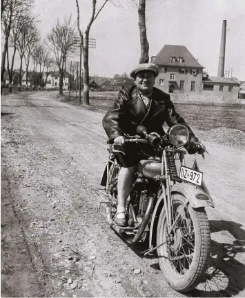  ?? Foto: privat/Killensber­ger ?? Theresia Killensber­ger auf einem Victoria Motorrad von Zweirad Stromer in der Augsburger Straße. Im Hintergrun­d mit Schorn stein befindet sich die ehemalige Molkerei.