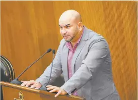  ?? JORGE LÓPEZ ?? El legislador panista José Luis Santos presentó el dictamen al Pleno.