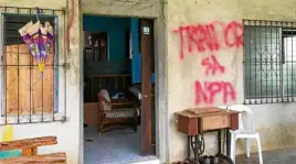  ??  ?? KILLERS LEAVE MARK Gunmen who killed early on Saturday Ernesto Posadas, Panubigan village chief, in Canlaon City, Negros Oriental, spray-painted allegation­s that he was a “traitor to the NPA.” The Communist Party of the Philippine­s denied any involvemen­t in the series of killings in the province.