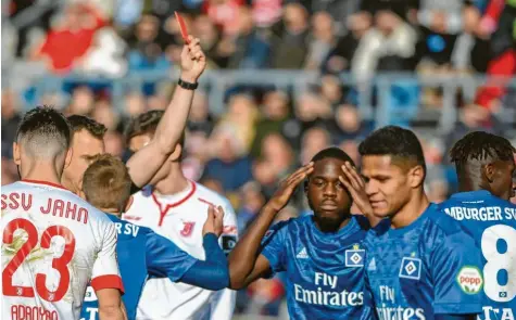  ?? Foto: Armin Weigel, dpa ?? Die Rote Karte für HSV-Spieler Orel Mangala (dritter von rechts) passte zur Vorstellun­g des Bundesliga-Absteigers in Regensburg. Am Ende stand eine 1:2-Niederlage zu Buche.