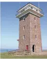  ?? FOTO: BELVILLA ?? Schlafplat­z mit Aussicht: der Leuchtturm bei Huisduinen in Nord-Holland