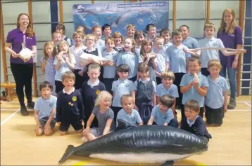  ??  ?? Bun-sgoil Shlèite Primary School pupils with Pippa Garrard and Izzy Hassal from the HWDT a learning visit that was made possible with funding from the Coastal Communitie­s Fund.