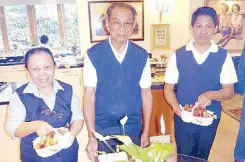  ??  ?? The e cient Quimson sta members Brenda, Celerino and Lito ready to serve fresh English strawberri­es.