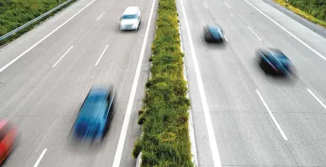  ?? Archivfoto: Marcus Merk ?? Eine intensive Diskussion ist um die Begrenzung der Geschwindi­gkeit auf der Autobahn A 8 entbrannt.