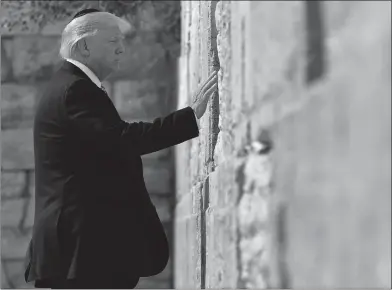  ??  ?? JERUSALÉN. Trump en el Muro de los Lamentos.