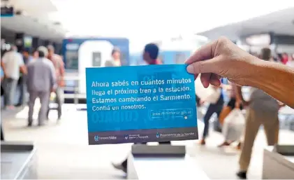  ?? / ROLANDO ANDRADE ?? En mano. “Ahora sabés en cuántos minutos llega el próximo tren”, promociona­ba ayer el volante.