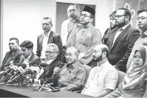  ?? — Gambar Bernama ?? MESYUARAT: Dr Mahathir pada sidang media selepas Mesyuarat Majlis Anggota Tertinggi PPBM di Menara Yayasan Selangor, semalam.