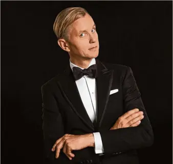  ?? Foto: Universal Music ?? Max Raabe, der elegante Sänger, gibt diesmal solo Schlager der Weimarer Republik zum Besten.