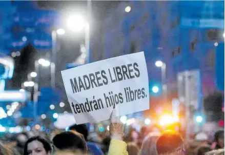  ?? Foto: E. P. ?? Una mujer sostiene un cartel durante una manifestac­ión por el 8-M.