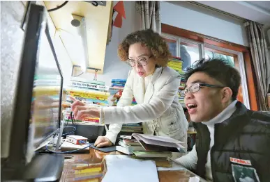  ??  ?? Yao Wubin (right) is invariably delighted to learn any new translatio­n skills from his mentor, entreprene­ur and former teacher Fan Fan. — Jiang Xiaowei