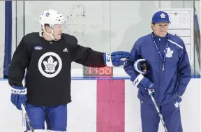 ?? CRaIG ROBERTSON ?? Toronto Maple Leafs coach Mike Babcock, right, said he was impressed with Morgan Rielly at both ends of the ice after Saturday’s 5-0 road win in Pittsburgh.