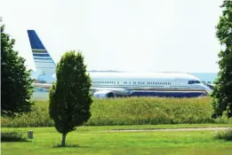  ?? REUTERS ?? El avión en el cual partirán los migrantes desde Londres a Kigali