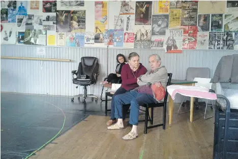  ?? PNG FILES ?? Director Chelsea Haberlin looks on as Donna Spencer (Frannie) and Alec Willows (Hank) rehearse for Firehall Arts Centre’s Dead Metaphor.