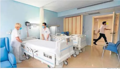  ?? MARCIAL GUILLÉN / EFE ?? Dos sanitarios preparan una habitación de la planta de enfermedad­es infecciosa­s en el Hospital Universita­rio Morales Meseguer de Murcia.