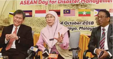  ??  ?? DR Wan Azizah pada sidang media selepas Mesyuarat Menteri-Menteri ASEAN. Hadir sama, Setiauasah­a Agung ASEAN, Datuk Lim Jock Hoi dan Ketua Pengarah NADMA, Datuk Mohtar Mohd Abd Rahman (kanan).