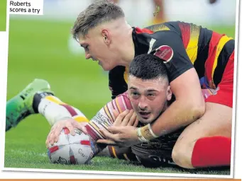  ??  ?? Oliver Roberts scores a try